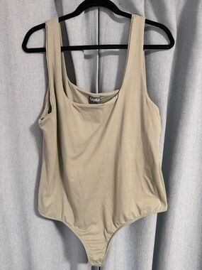 ARULA Neutral Green Scoop Neck Bodysuit - size C